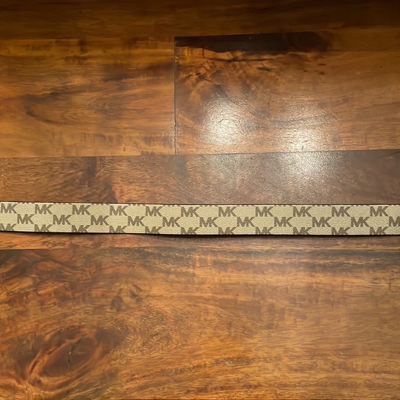 Michael Kors Reversible Belt - Picture 5 of 6